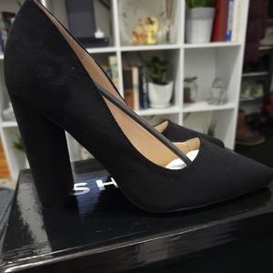 Never worn black pumps